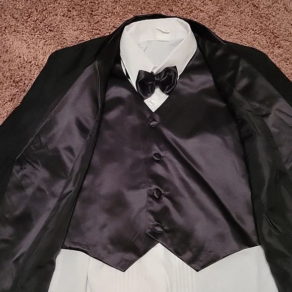 Boys Tuxedo - Picture 3 of 9